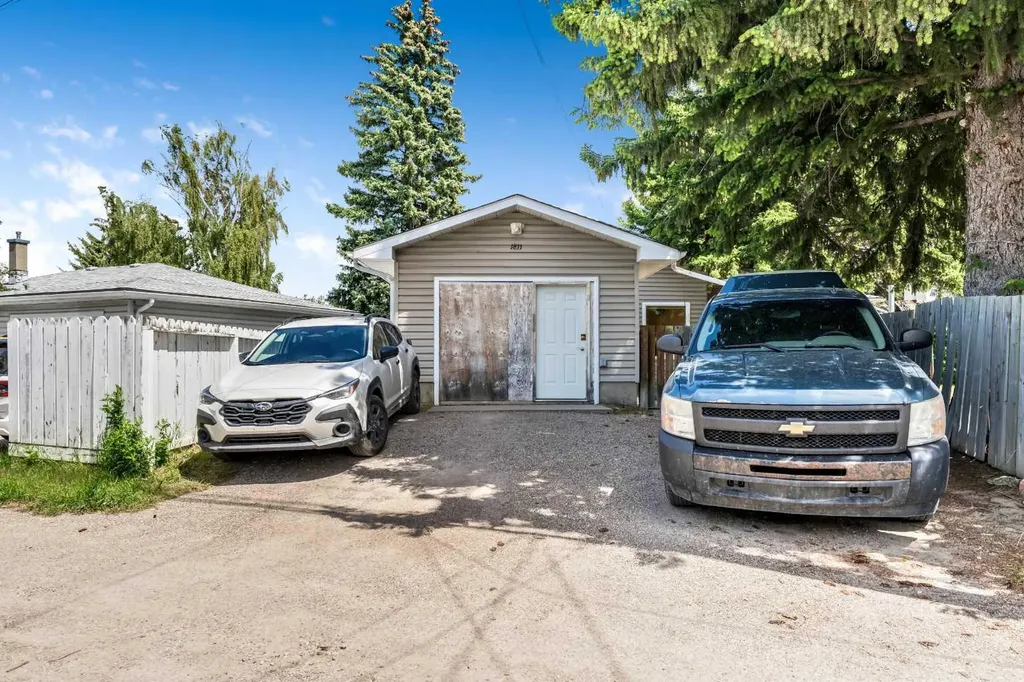 1811 Canberra Road NW Calgary AB T2L 0S3