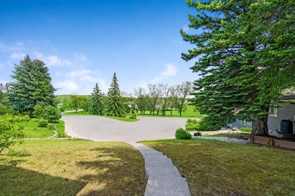 1811 Canberra Road NW Calgary AB T2L 0S3