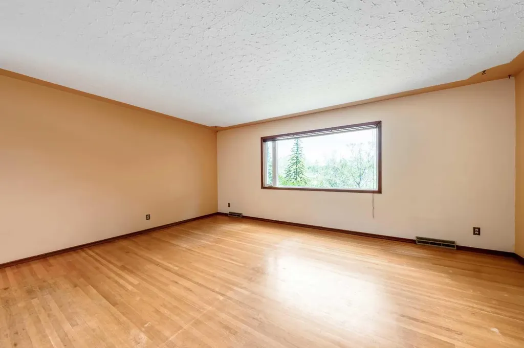1811 Canberra Road NW Calgary AB T2L 0S3