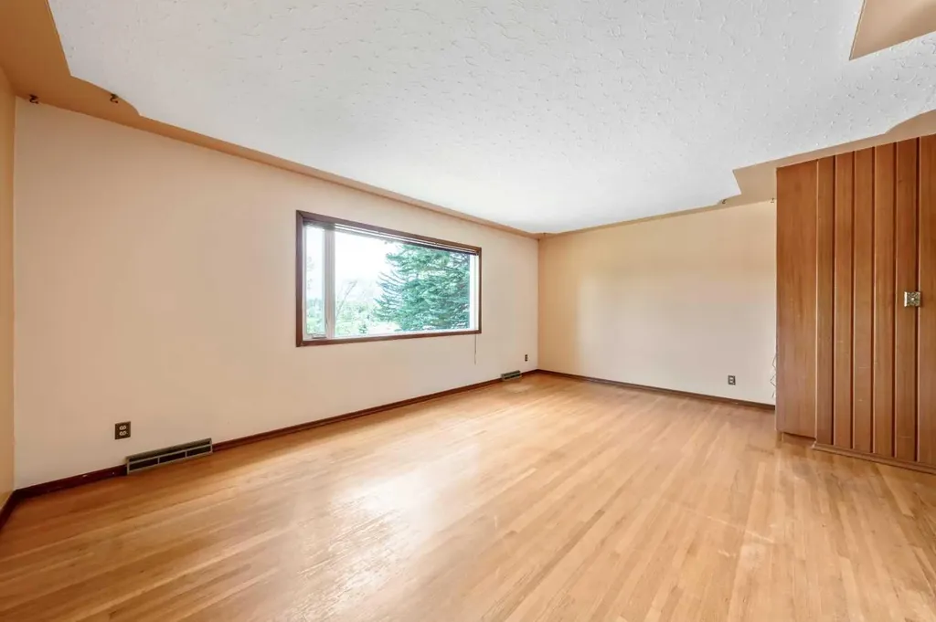 1811 Canberra Road NW Calgary AB T2L 0S3