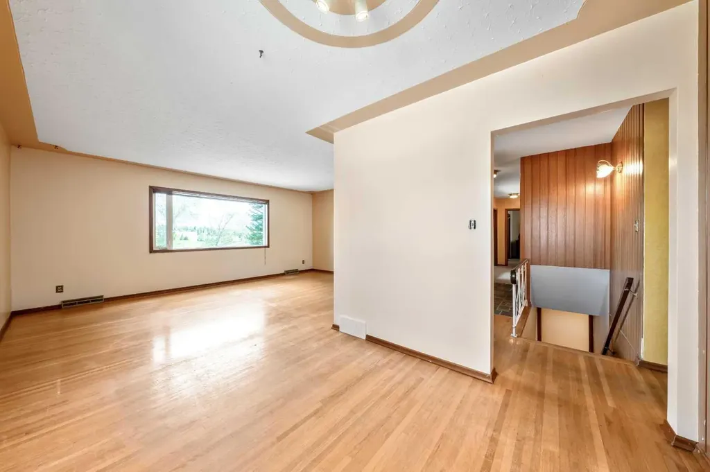 1811 Canberra Road NW Calgary AB T2L 0S3