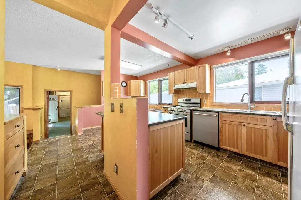 1811 Canberra Road NW Calgary AB T2L 0S3