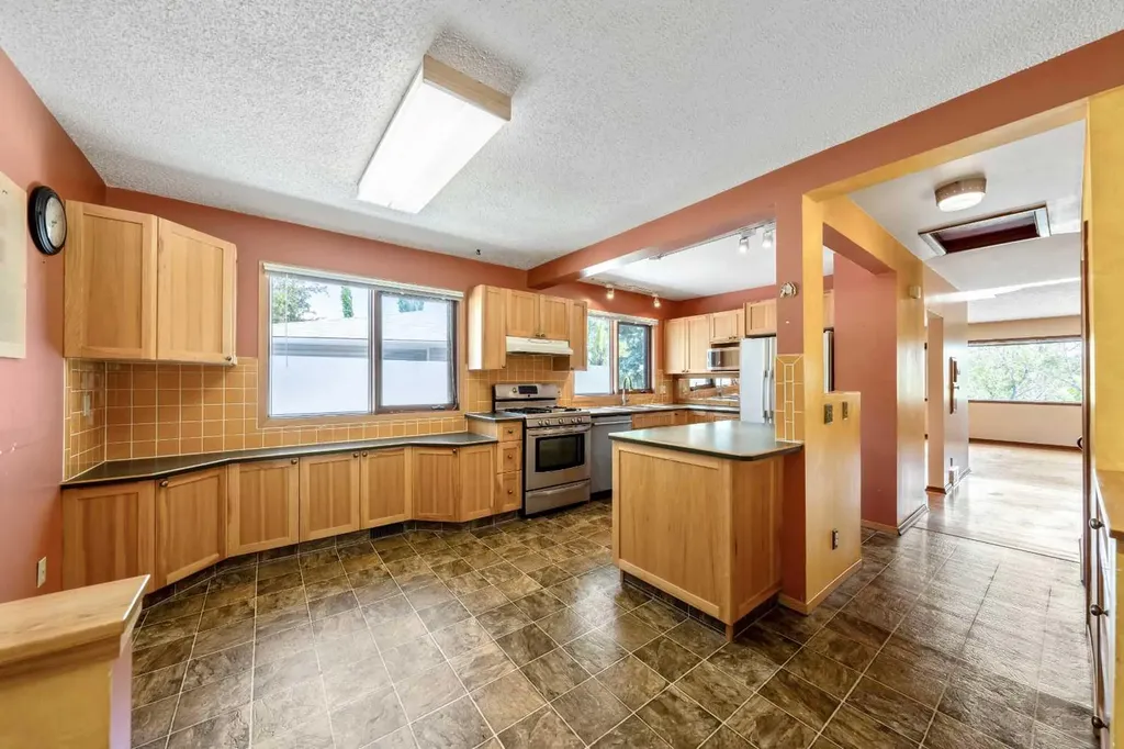1811 Canberra Road NW Calgary AB T2L 0S3