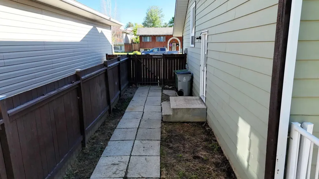5737 9 Avenue Edson AB T7E 1J4