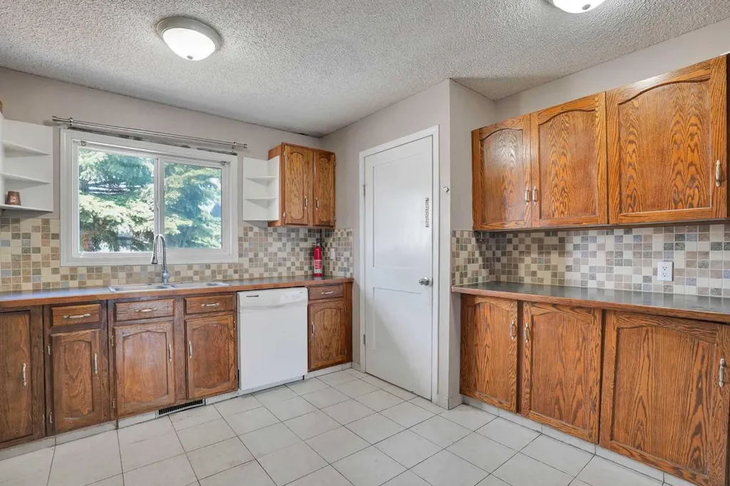 56 Fallingworth Bay NE Calgary AB T3J 1G3