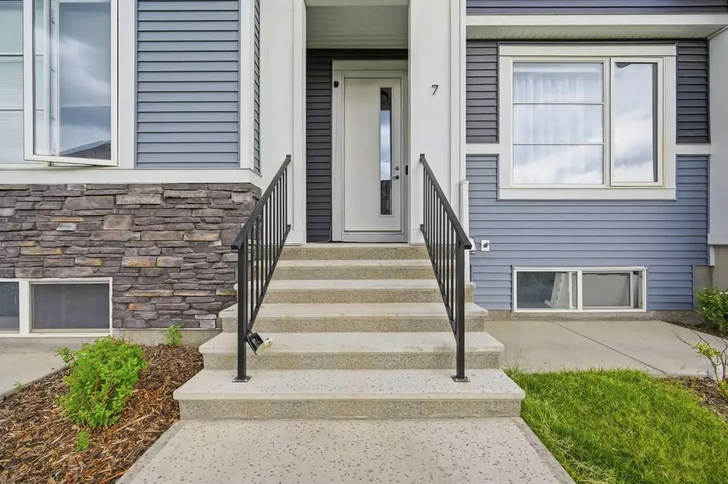7 Lambeau Lane SE Airdrie AB T4A 3P4
