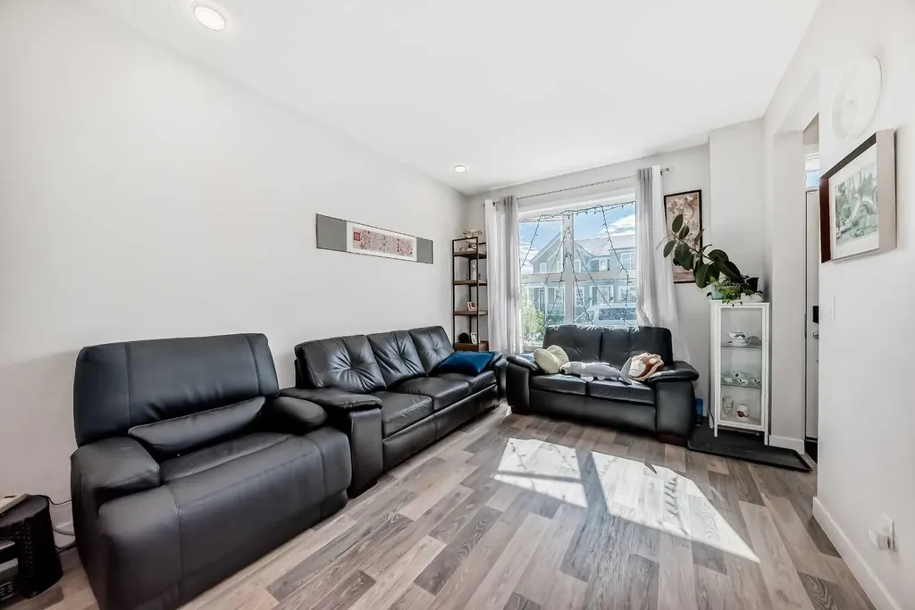 16 Carringvue Way NW Calgary AB T3P 1K8