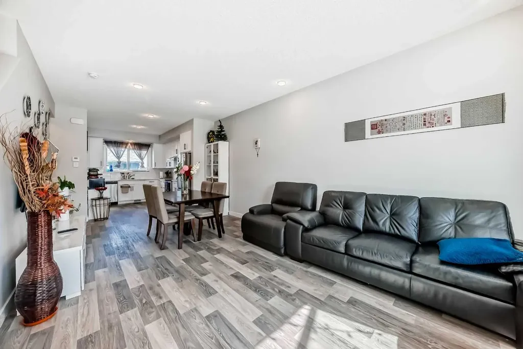 16 Carringvue Way NW Calgary AB T3P 1K8