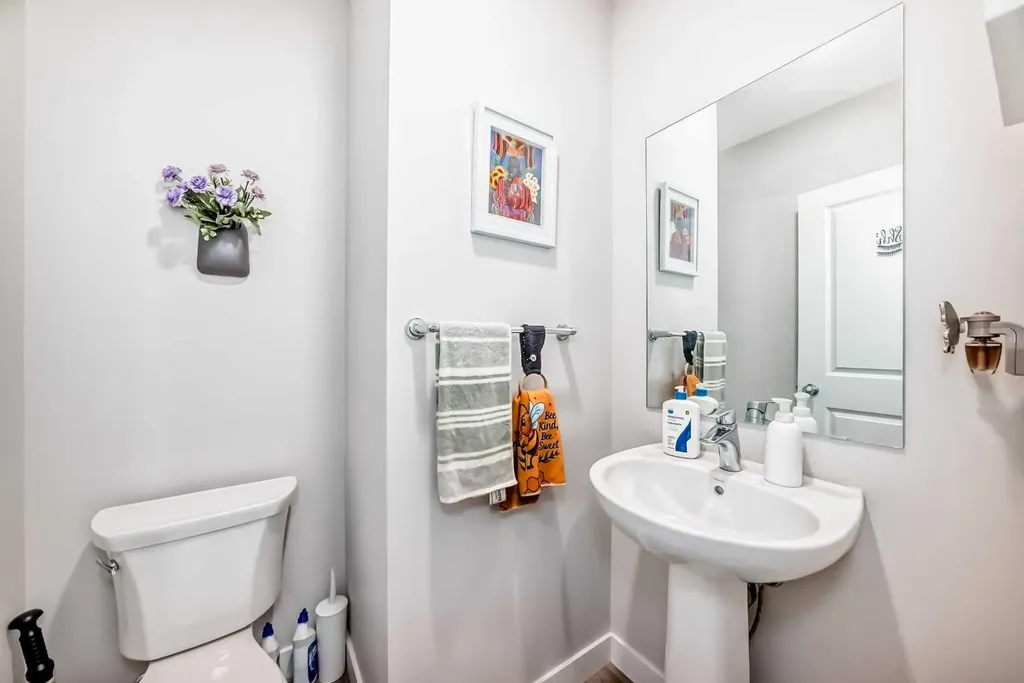 16 Carringvue Way NW Calgary AB T3P 1K8