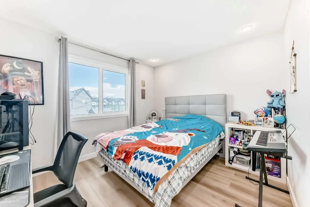 16 Carringvue Way NW Calgary AB T3P 1K8