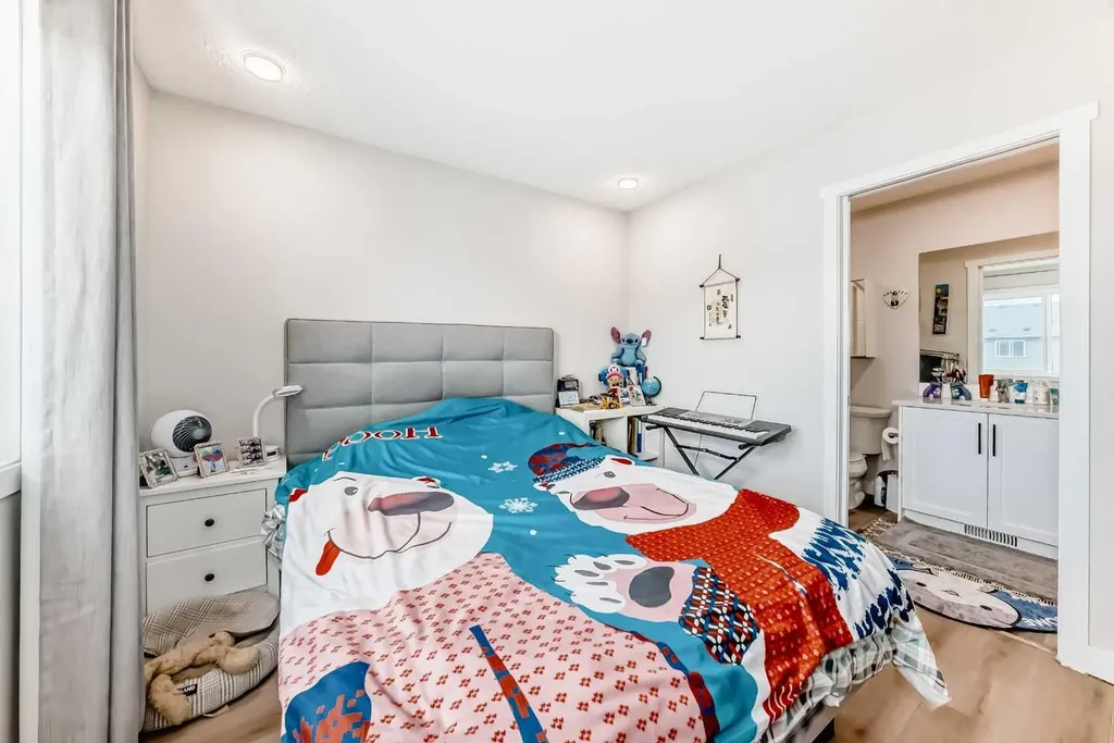 16 Carringvue Way NW Calgary AB T3P 1K8