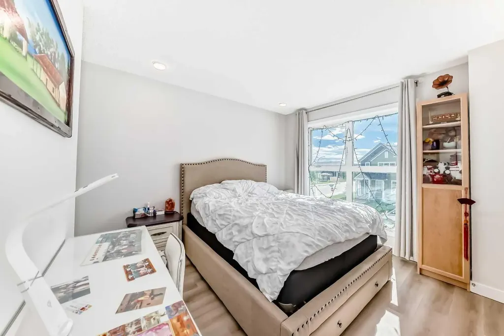 16 Carringvue Way NW Calgary AB T3P 1K8