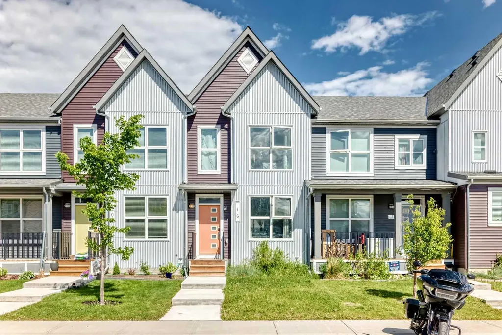 16 Carringvue Way NW Calgary AB T3P 1K8