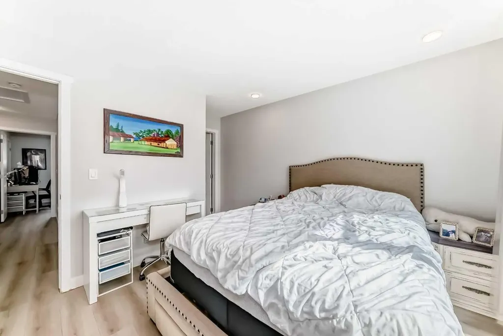 16 Carringvue Way NW Calgary AB T3P 1K8