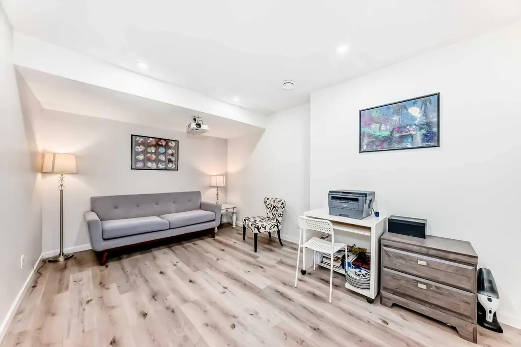 16 Carringvue Way NW Calgary AB T3P 1K8