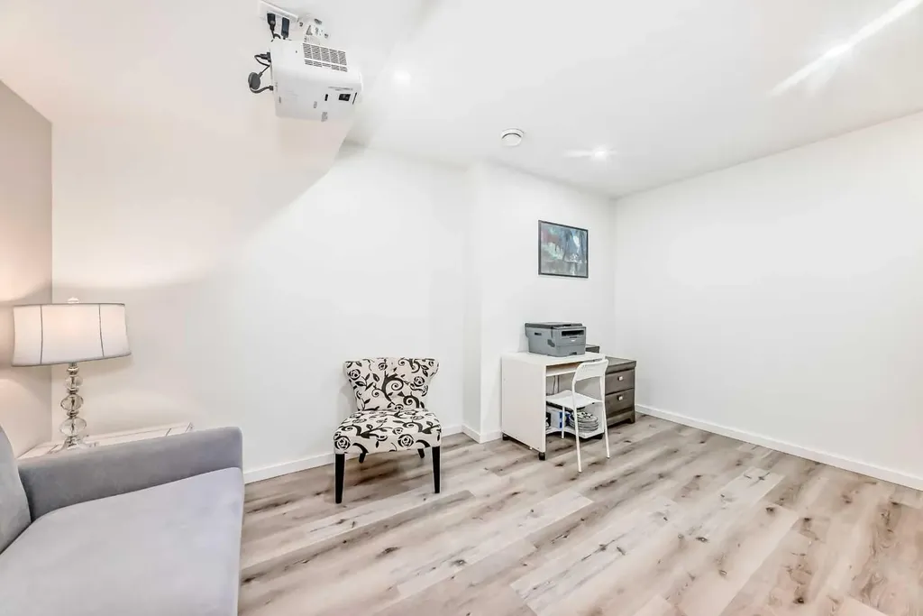 16 Carringvue Way NW Calgary AB T3P 1K8