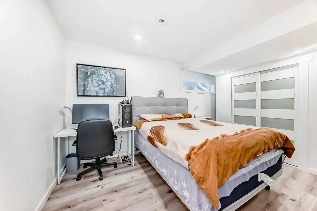 16 Carringvue Way NW Calgary AB T3P 1K8