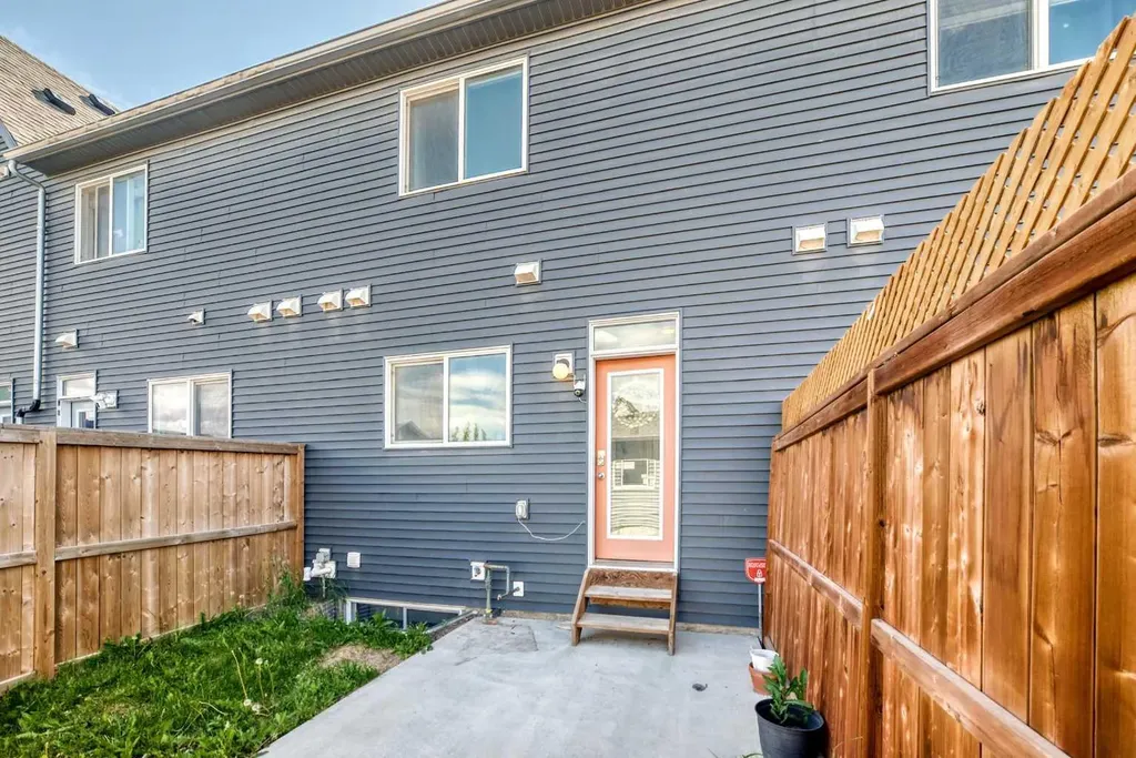16 Carringvue Way NW Calgary AB T3P 1K8