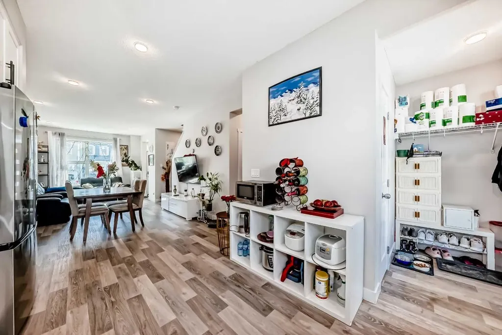 16 Carringvue Way NW Calgary AB T3P 1K8