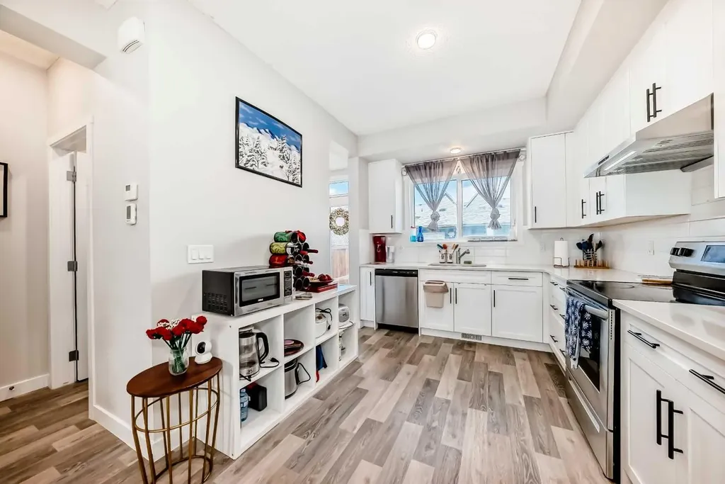 16 Carringvue Way NW Calgary AB T3P 1K8