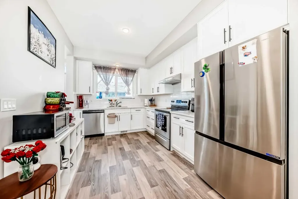 16 Carringvue Way NW Calgary AB T3P 1K8