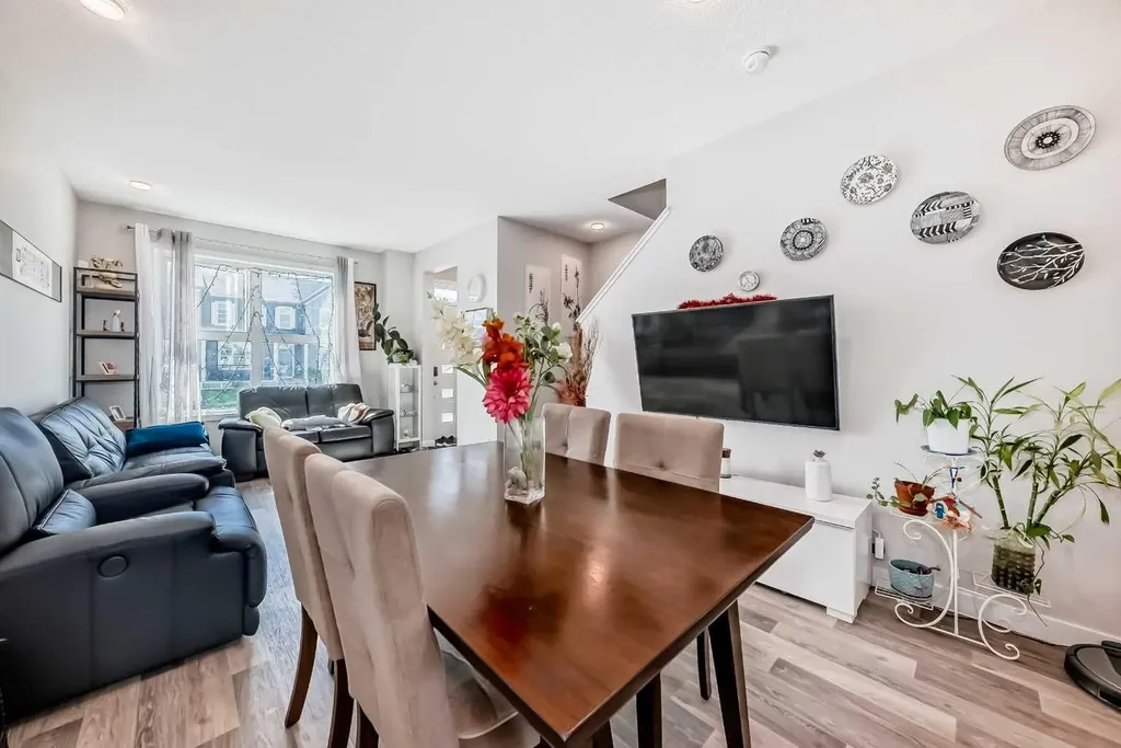 16 Carringvue Way NW Calgary AB T3P 1K8
