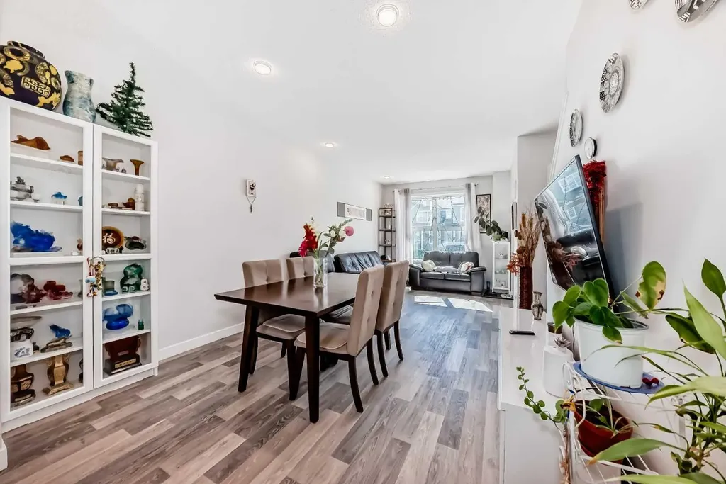 16 Carringvue Way NW Calgary AB T3P 1K8