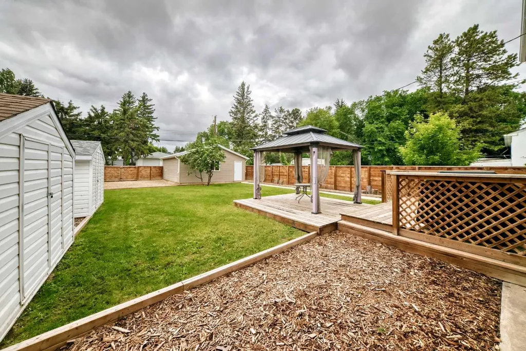 5238 52 Street Lacombe AB T4L 1B8