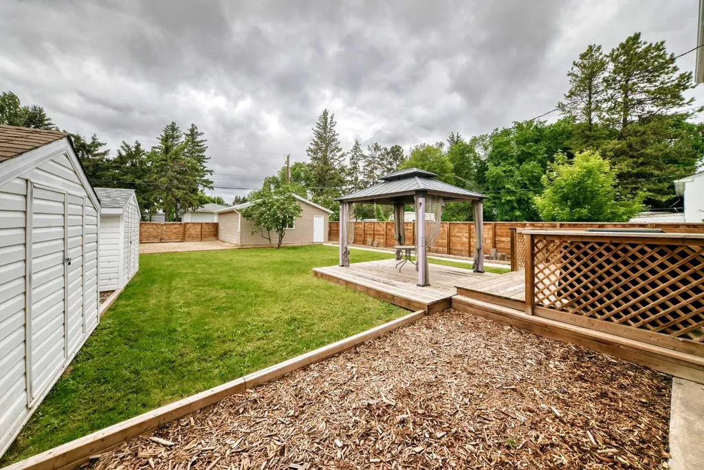 5238 52 Street Lacombe AB T4L 1B8
