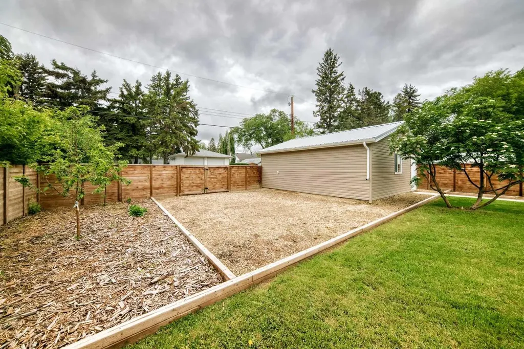 5238 52 Street Lacombe AB T4L 1B8