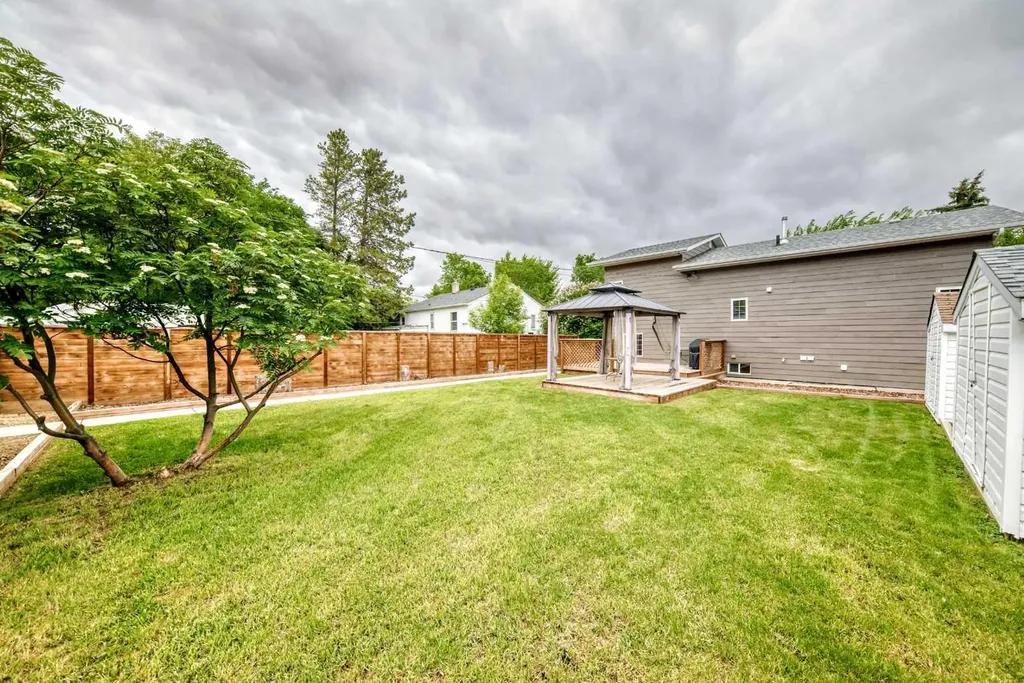 5238 52 Street Lacombe AB T4L 1B8