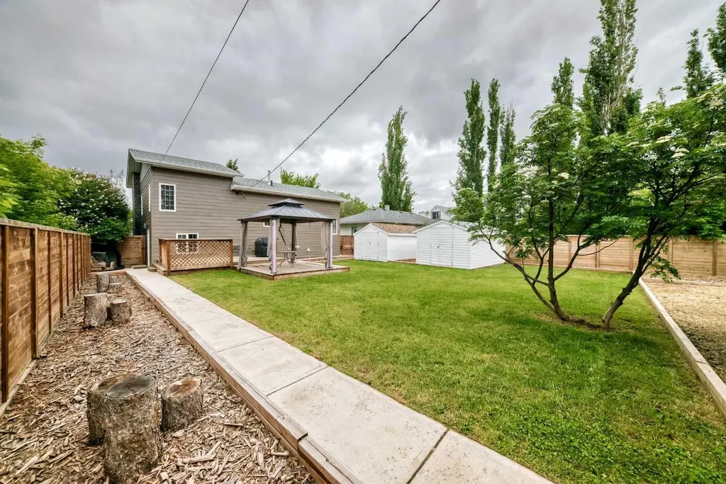 5238 52 Street Lacombe AB T4L 1B8