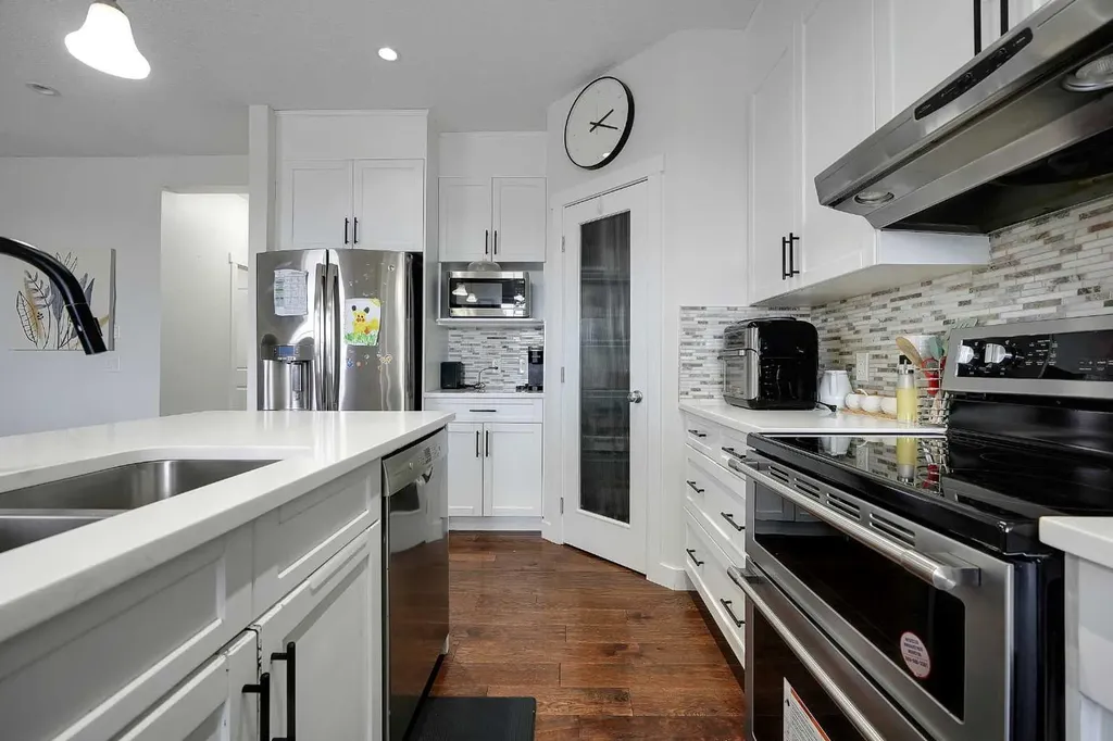 129 Covecreek Bay NE Calgary AB T3K 0N1