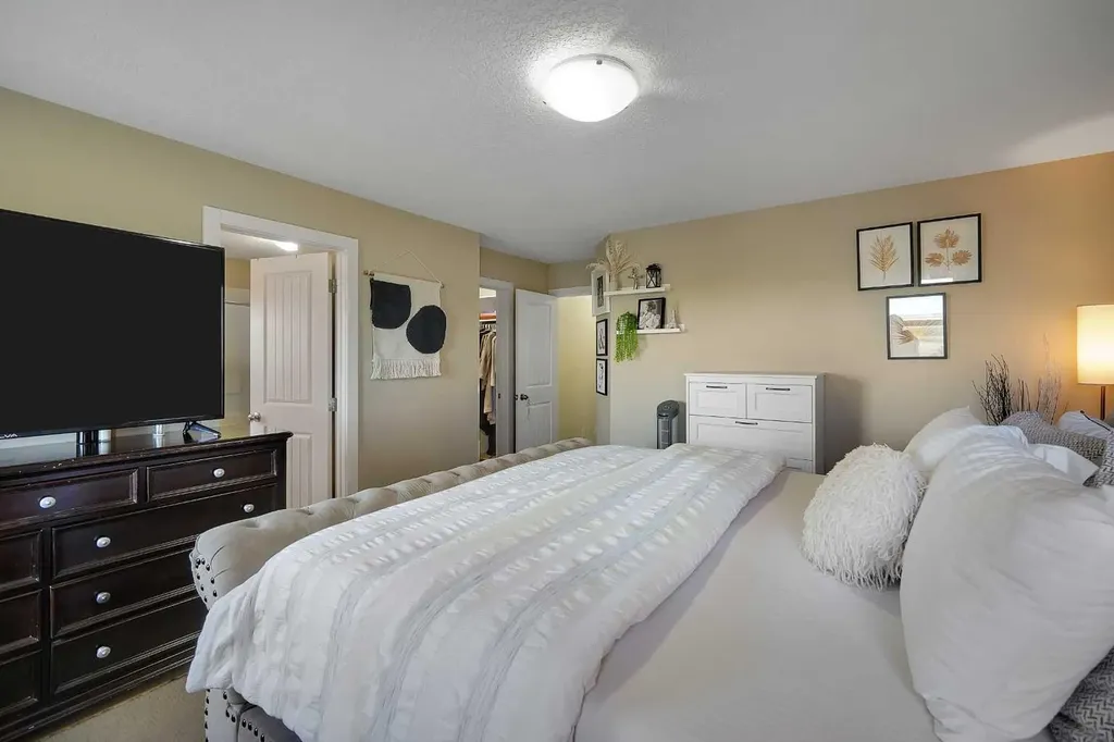 129 Covecreek Bay NE Calgary AB T3K 0N1