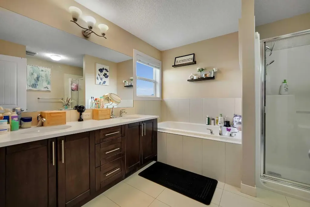 129 Covecreek Bay NE Calgary AB T3K 0N1