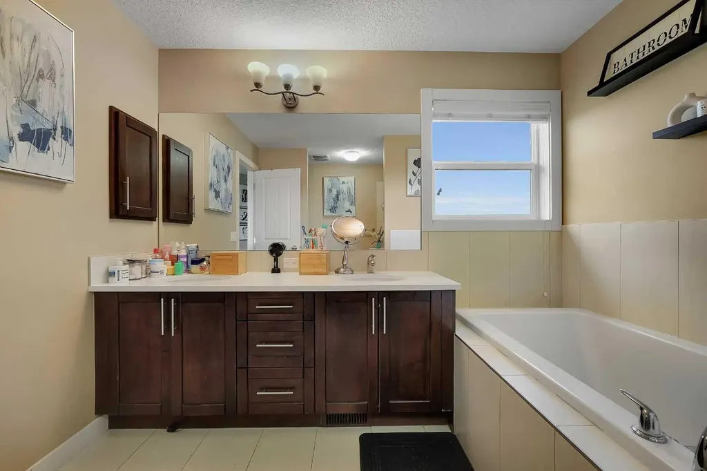 129 Covecreek Bay NE Calgary AB T3K 0N1
