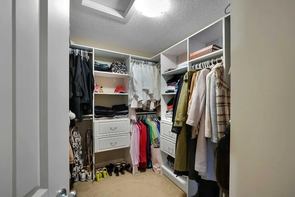129 Covecreek Bay NE Calgary AB T3K 0N1