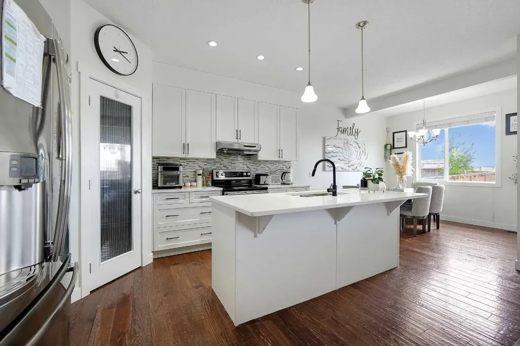 129 Covecreek Bay NE Calgary AB T3K 0N1