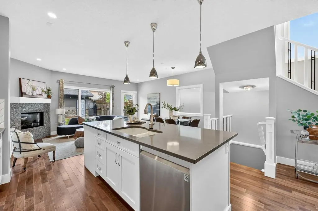 536 53 Avenue SW Calgary AB T2V 0B9