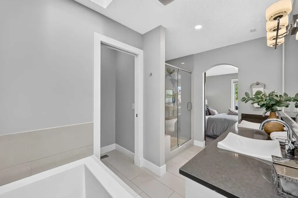 536 53 Avenue SW Calgary AB T2V 0B9