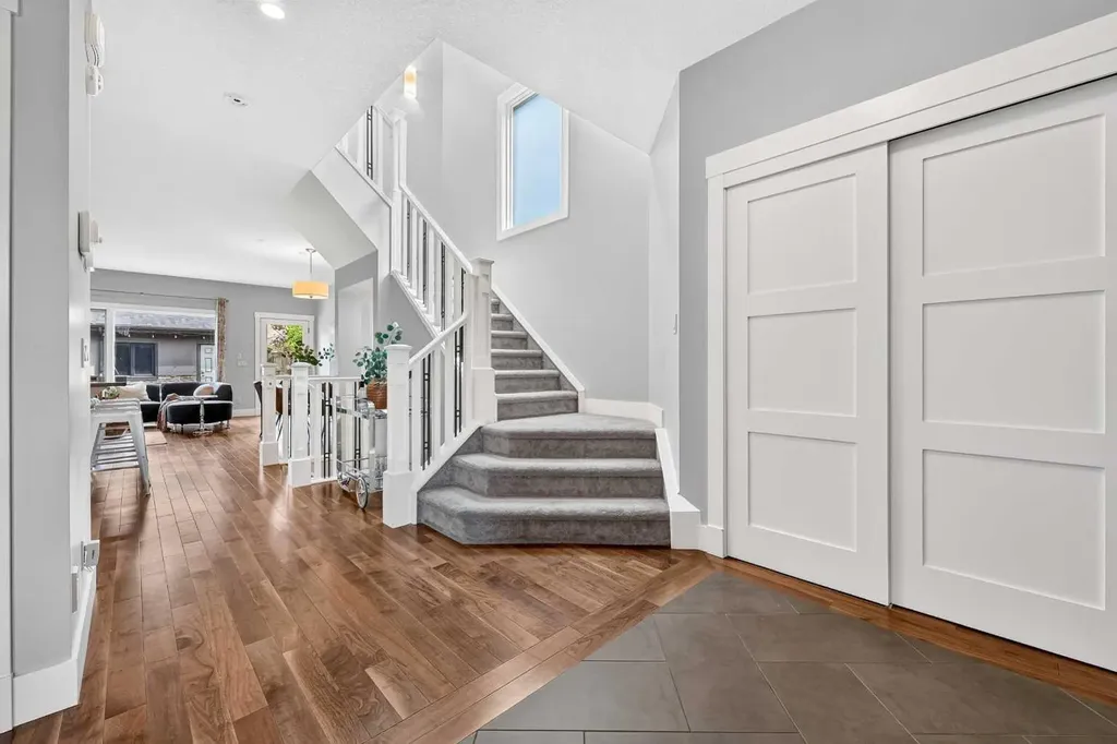 536 53 Avenue SW Calgary AB T2V 0B9