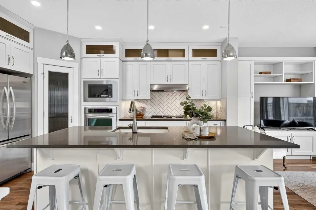 536 53 Avenue SW Calgary AB T2V 0B9
