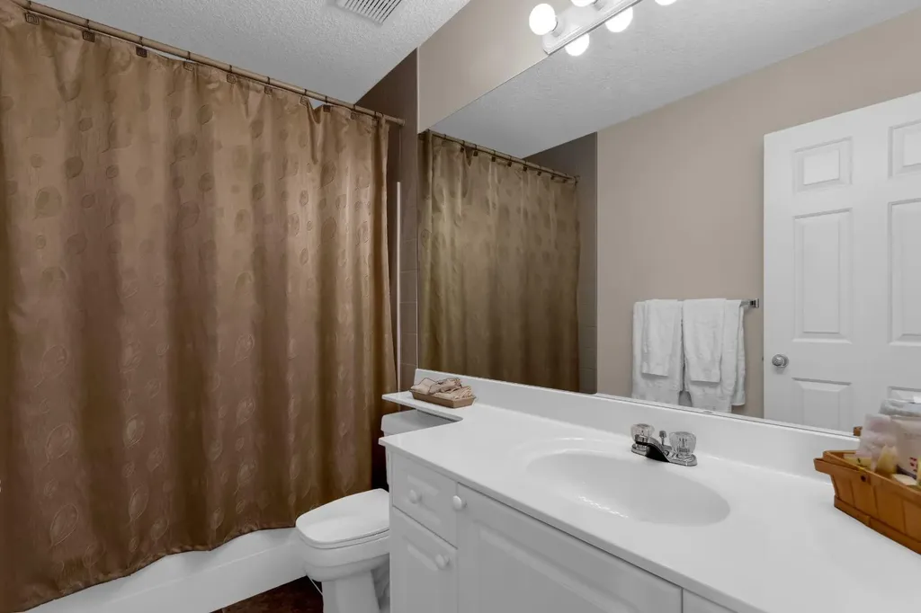 3751 Douglas Ridge Link SE Calgary AB T2Z3H7