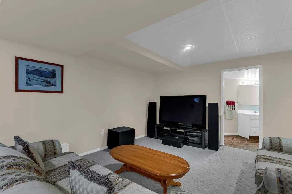 3751 Douglas Ridge Link SE Calgary AB T2Z3H7