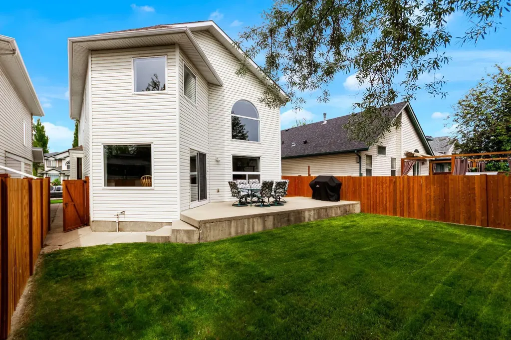 3751 Douglas Ridge Link SE Calgary AB T2Z3H7