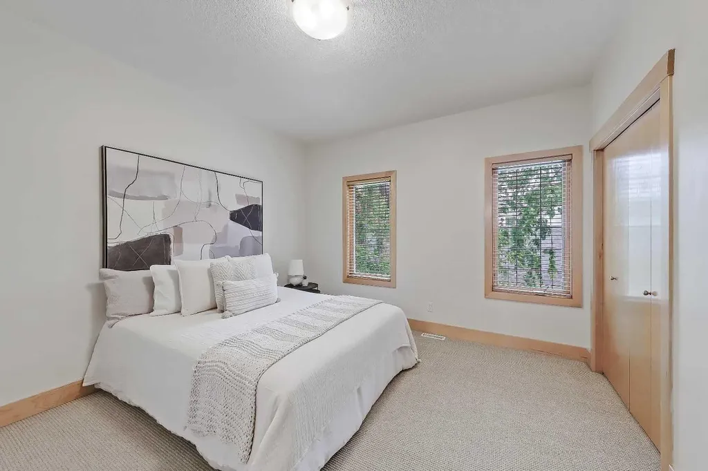 17 Somme Boulevard SW Calgary AB T2T 6K7