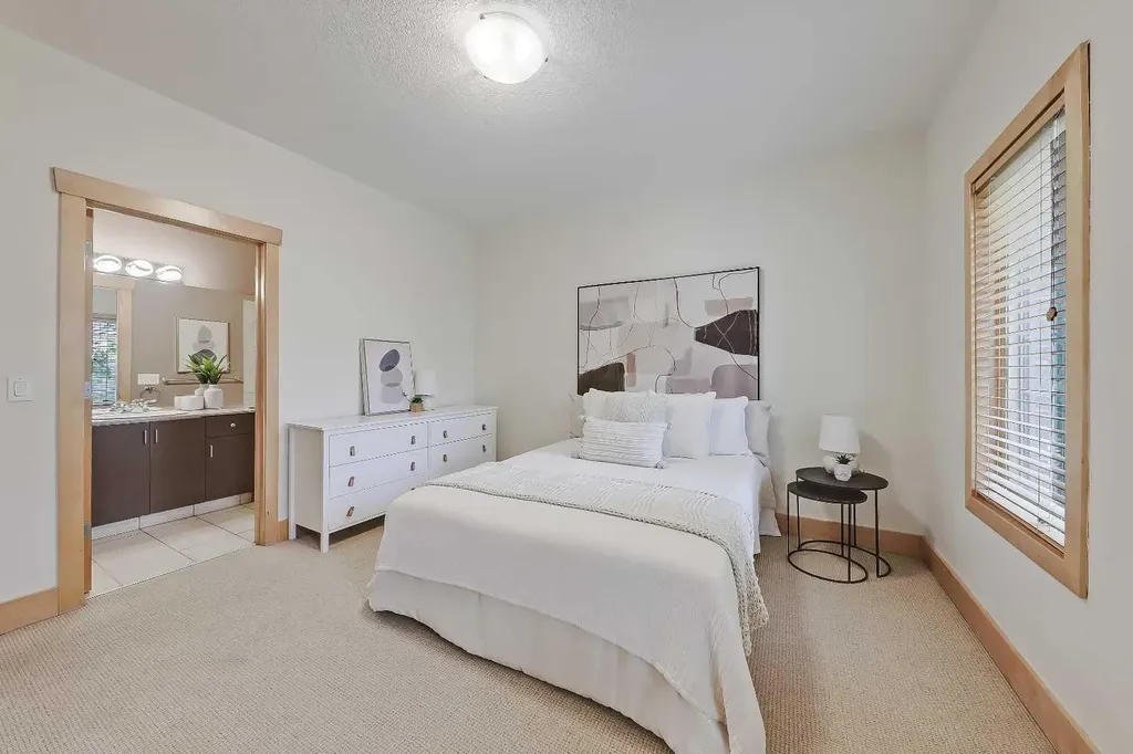 17 Somme Boulevard SW Calgary AB T2T 6K7