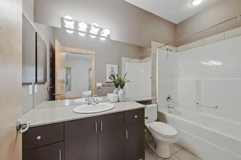 17 Somme Boulevard SW Calgary AB T2T 6K7