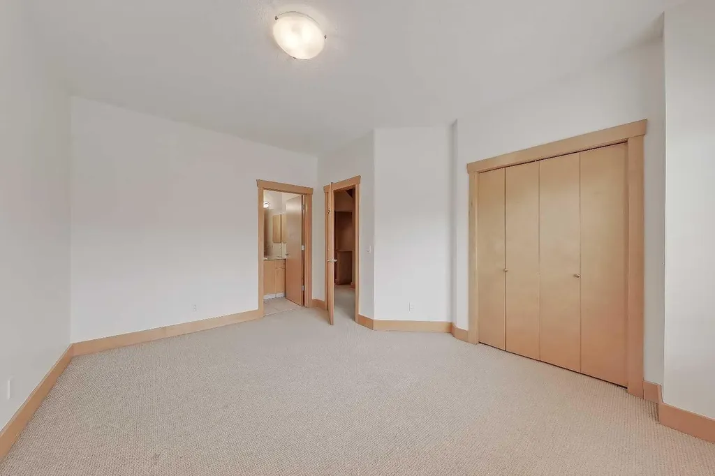 17 Somme Boulevard SW Calgary AB T2T 6K7