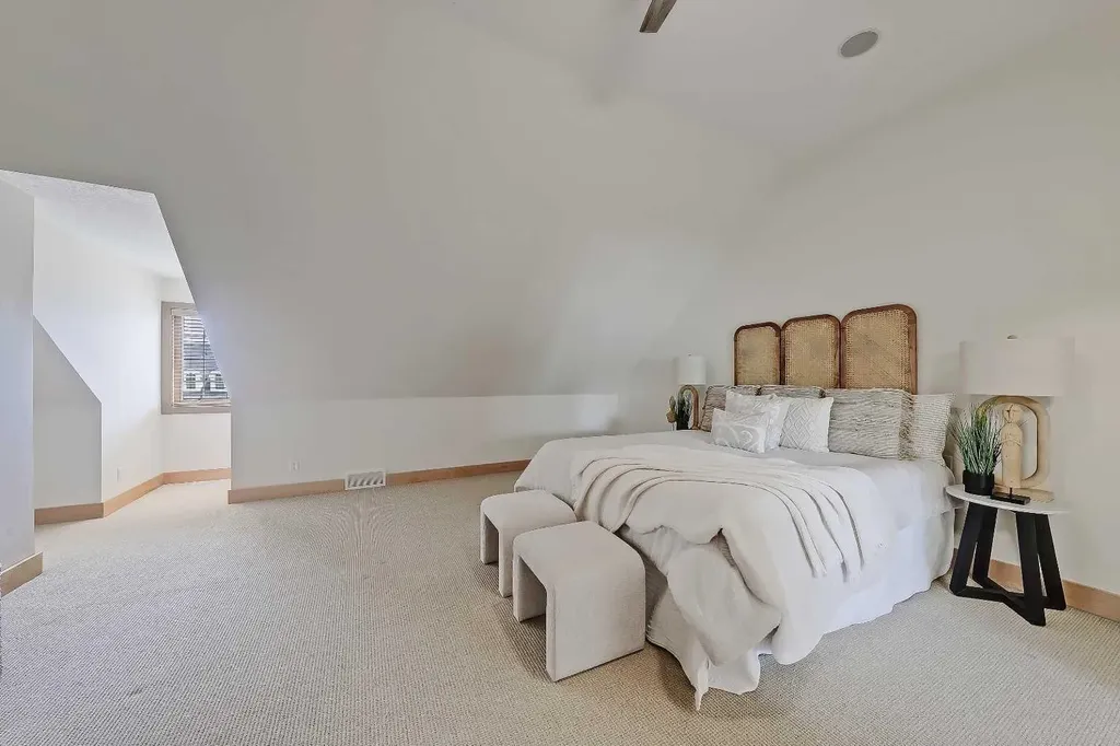 17 Somme Boulevard SW Calgary AB T2T 6K7